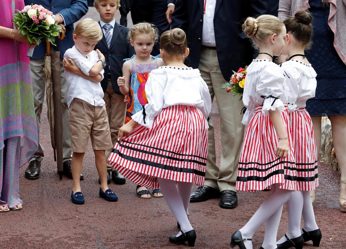 Niñas con trajes típicos