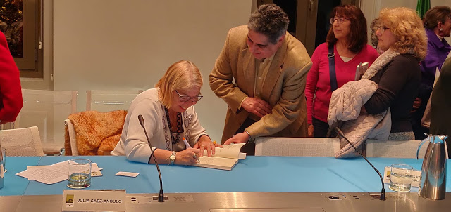 Julia firmando libros