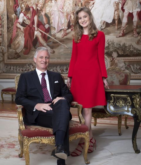 Vestida de rojo junto al Rey