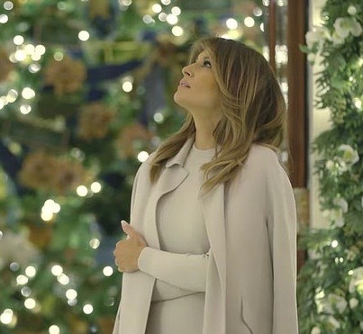 Admirando la decoración