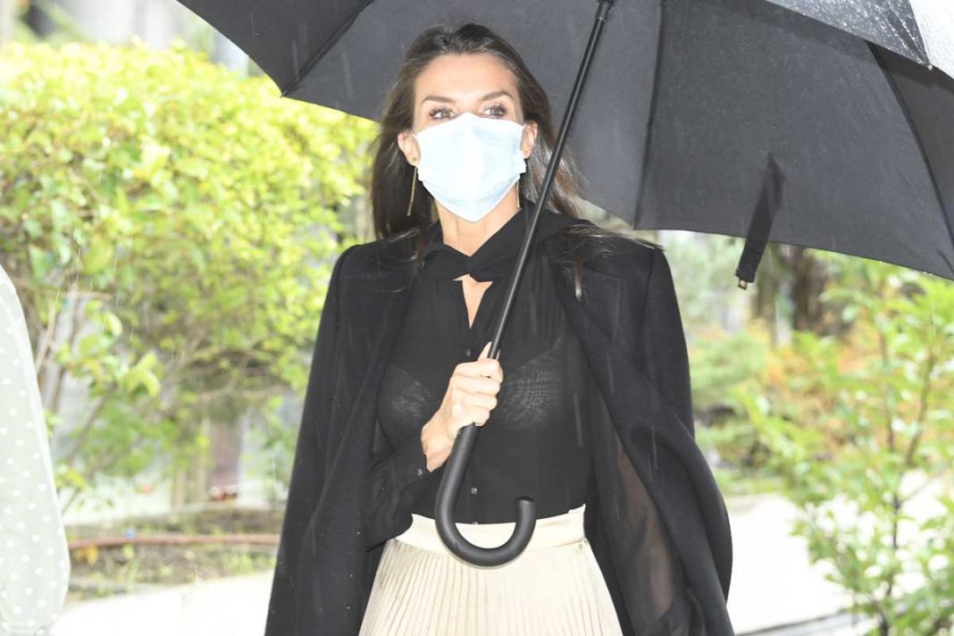 La reina llegando al evento