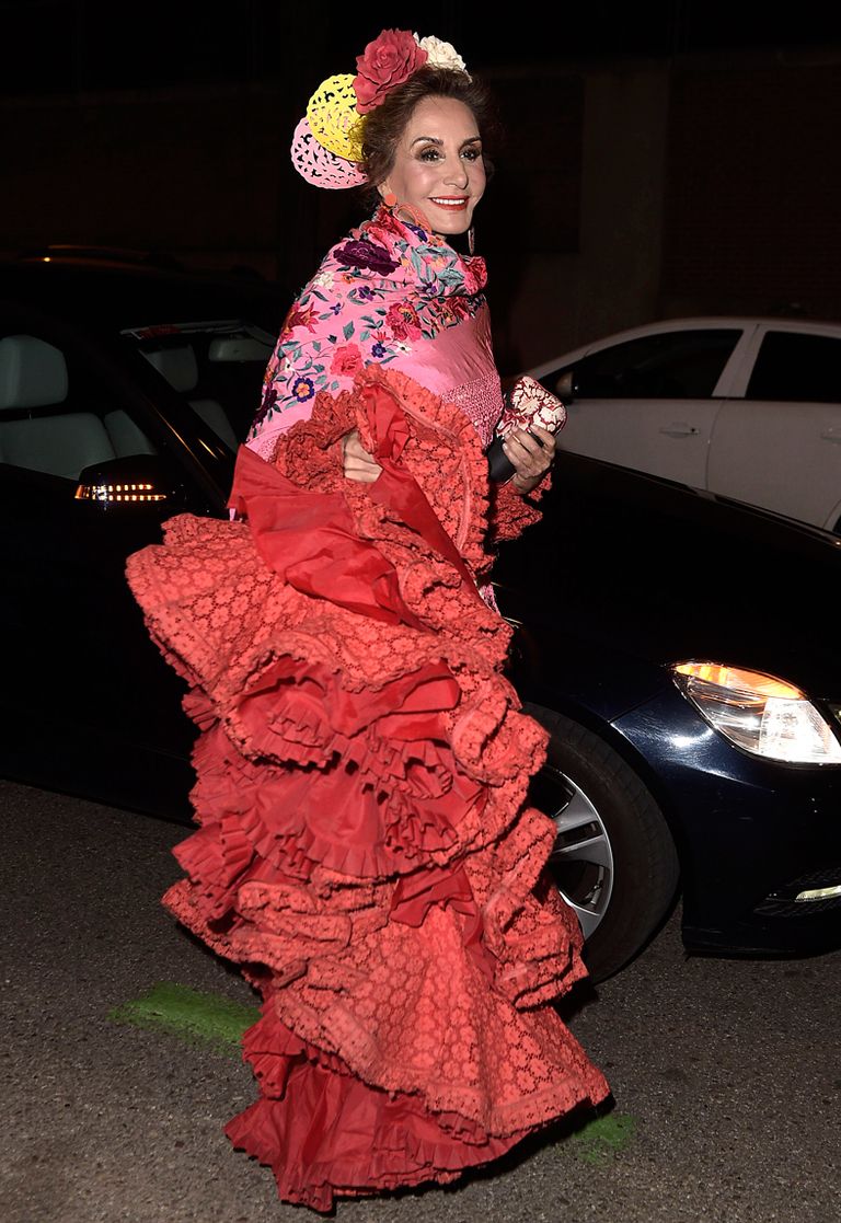 Nati, vestida de flamenca
