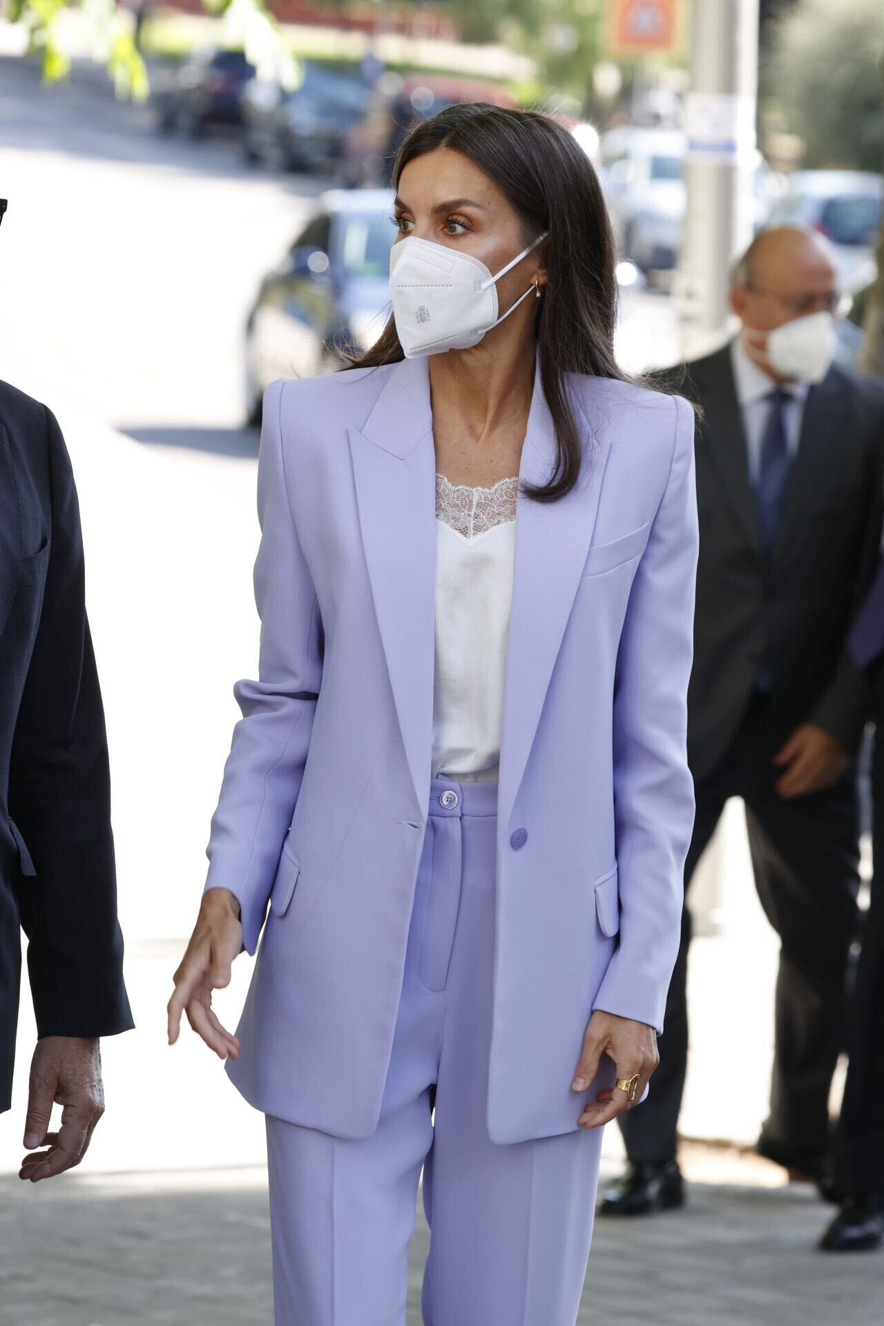 La Reina con un sastre tono lavanda