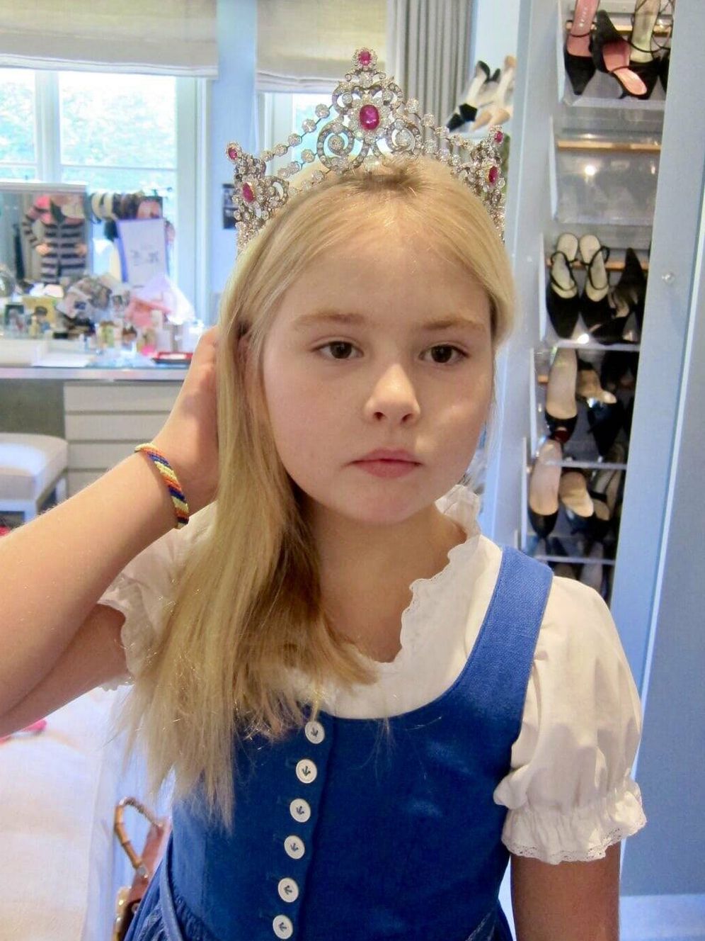 De niña con una tiara