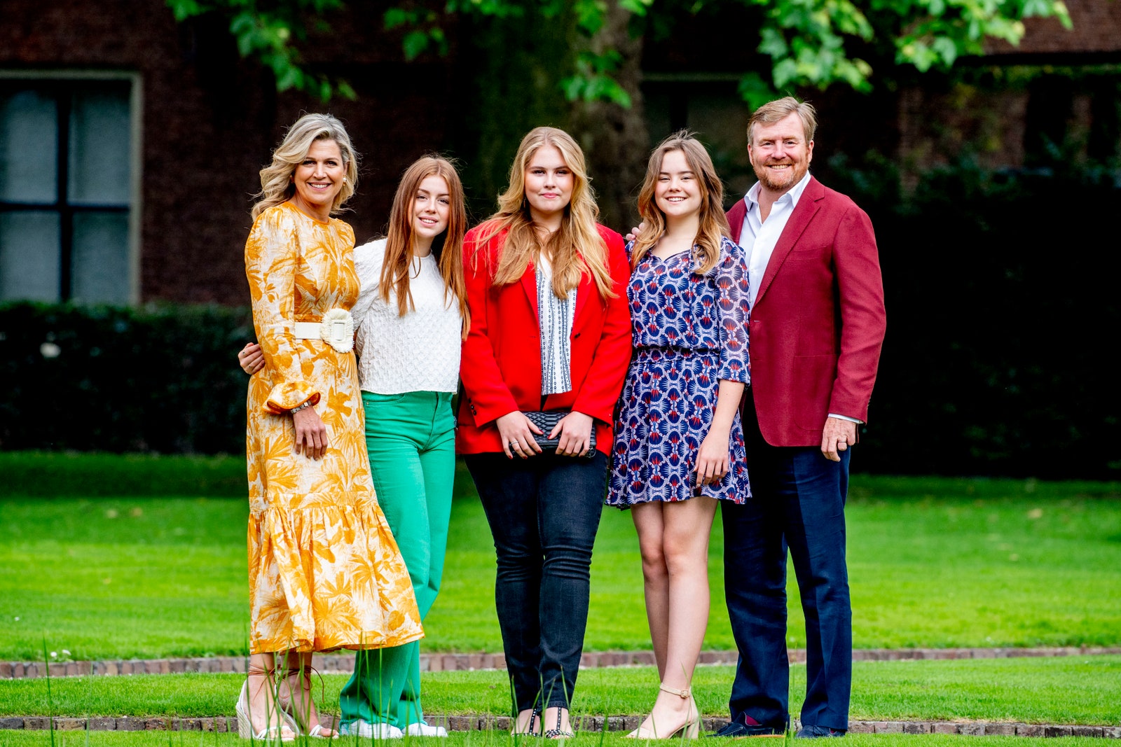 Los reyesde Holanda con sus hijas