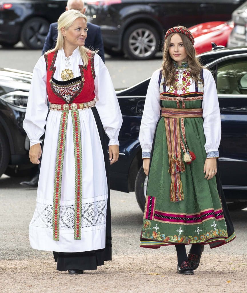 Con traje típico noruego