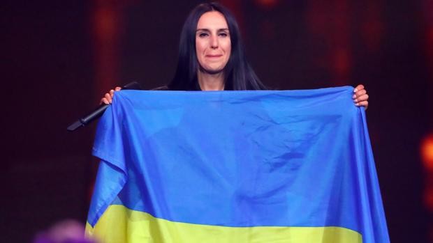 Con la bandera de Ucrania