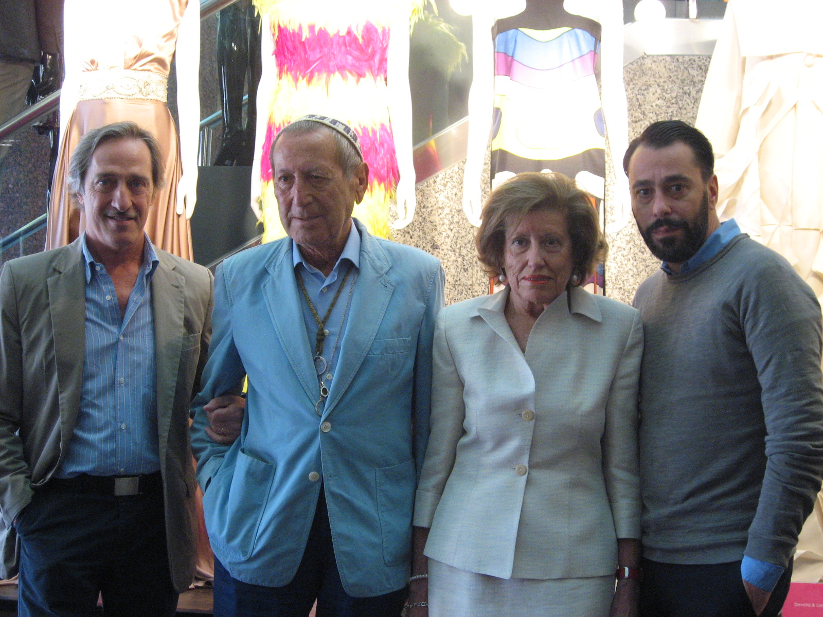 Con diseñadores en una exposición