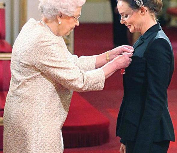 Nº 79 - STELLA MCCARTNEY RECIBE LA ORDEN DEL IMPERIO BRITÁNICO