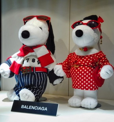 Con modelos Balenciaga