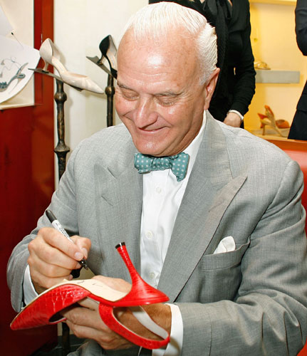 Firmando zapatos