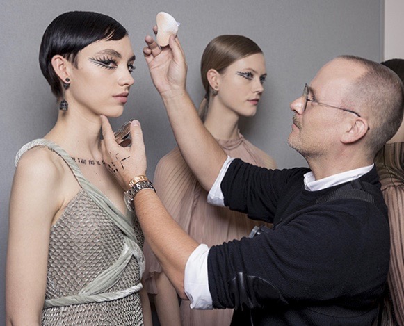 Retoques antes del desfile de Dior