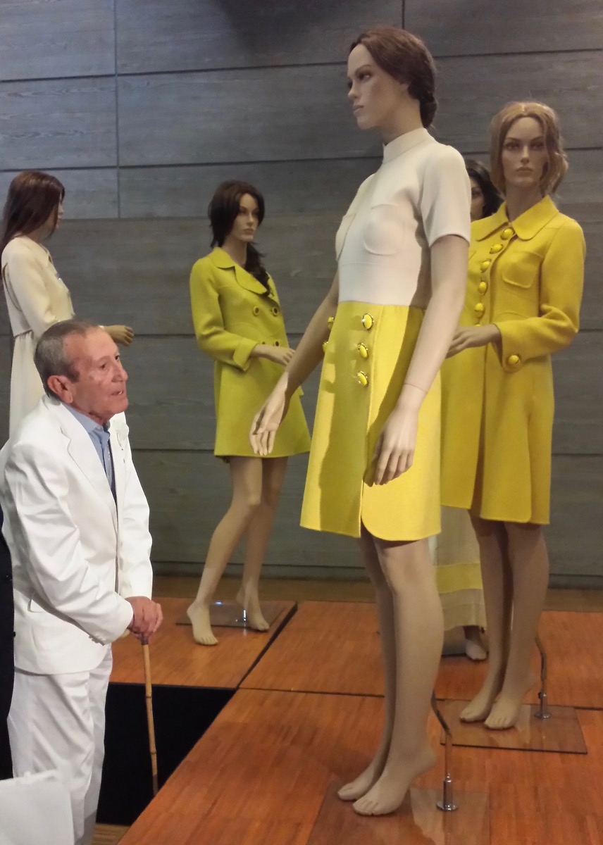 Junto a sus diseños en el Museo del Traje