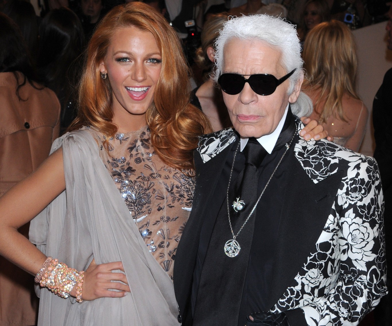 Lagerfeld y una modelo