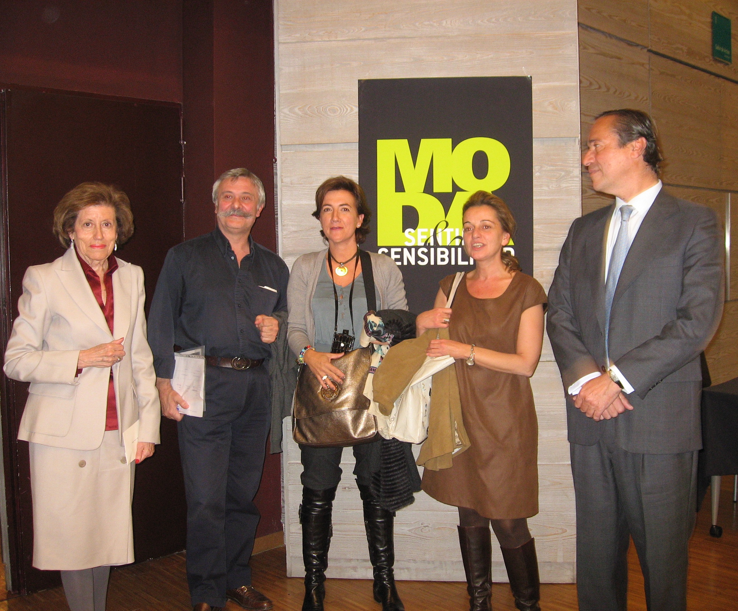 Josefina Figueras con invitados a un evento