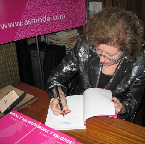 Firmando el libro
