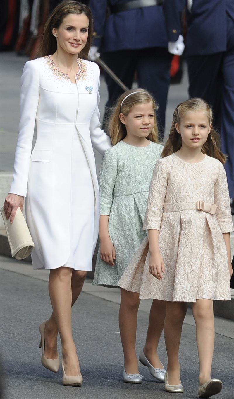 La reina con sus hijas