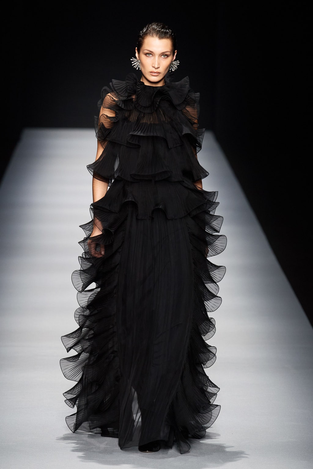 Negro total.Alberta Ferretti